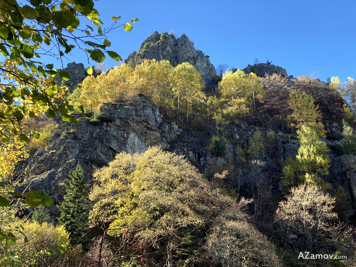 An autumn hike to peak Kamen Del and Kominite area from Dragalevci