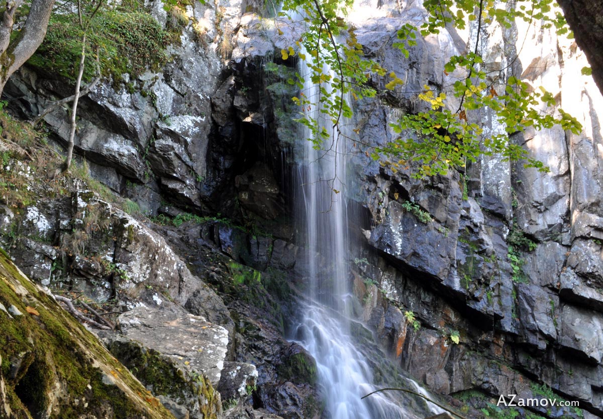 A hike to the Boyana lake and hut Momina skala